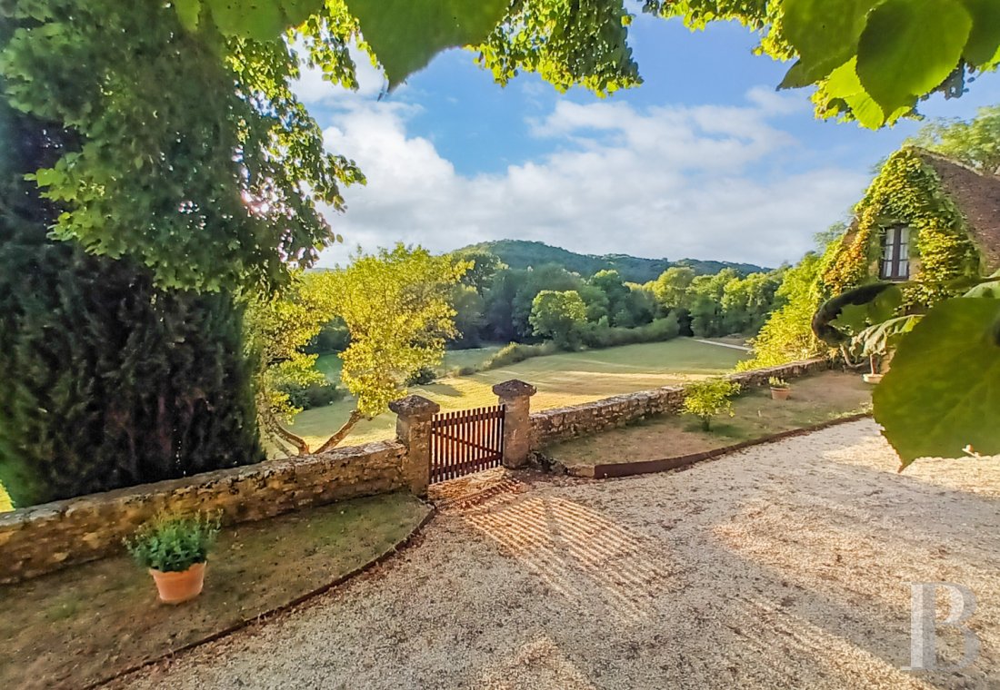 An old fortified house and its extensive grounds in the Périgord Noir, in the Dordogne - photo  n°4
